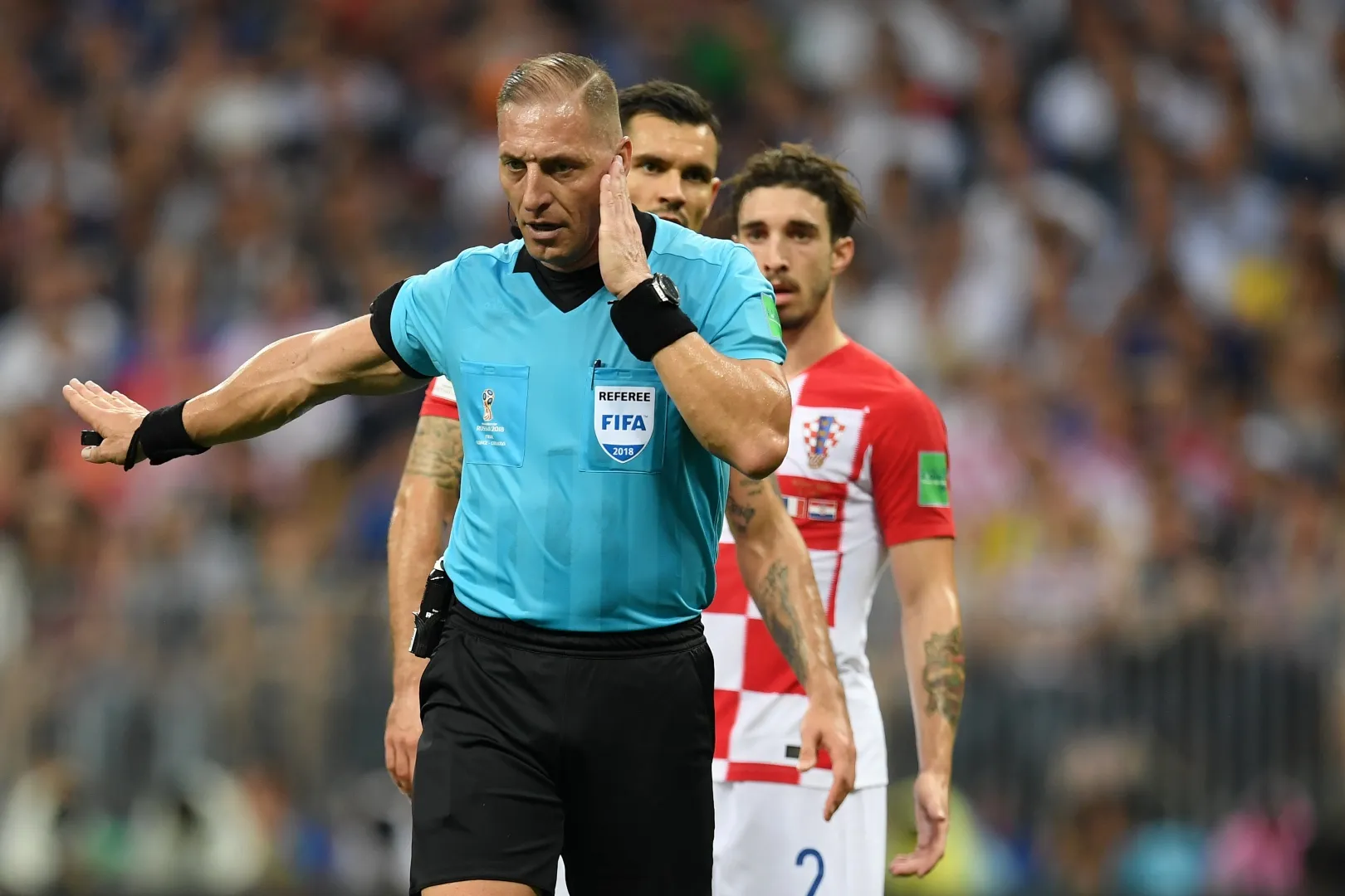 Nestor Pitana consulta o VAR em partida da Copa de 2018 – Matthias Hangst/Getty Images