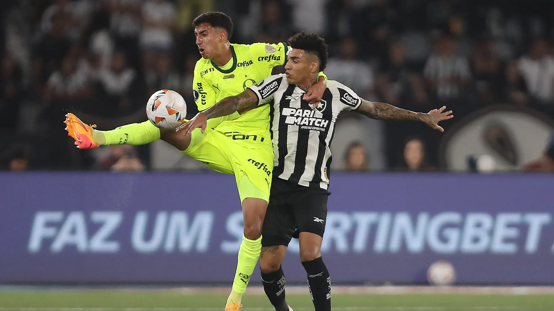 Vitor Reis durante partida pelo Palmeiras