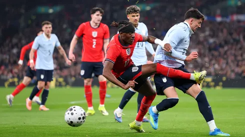 Piquerez leva entrada dura de Madueke no amistoso Inglaterra x Uruguai (Julian Finney/Getty Images)