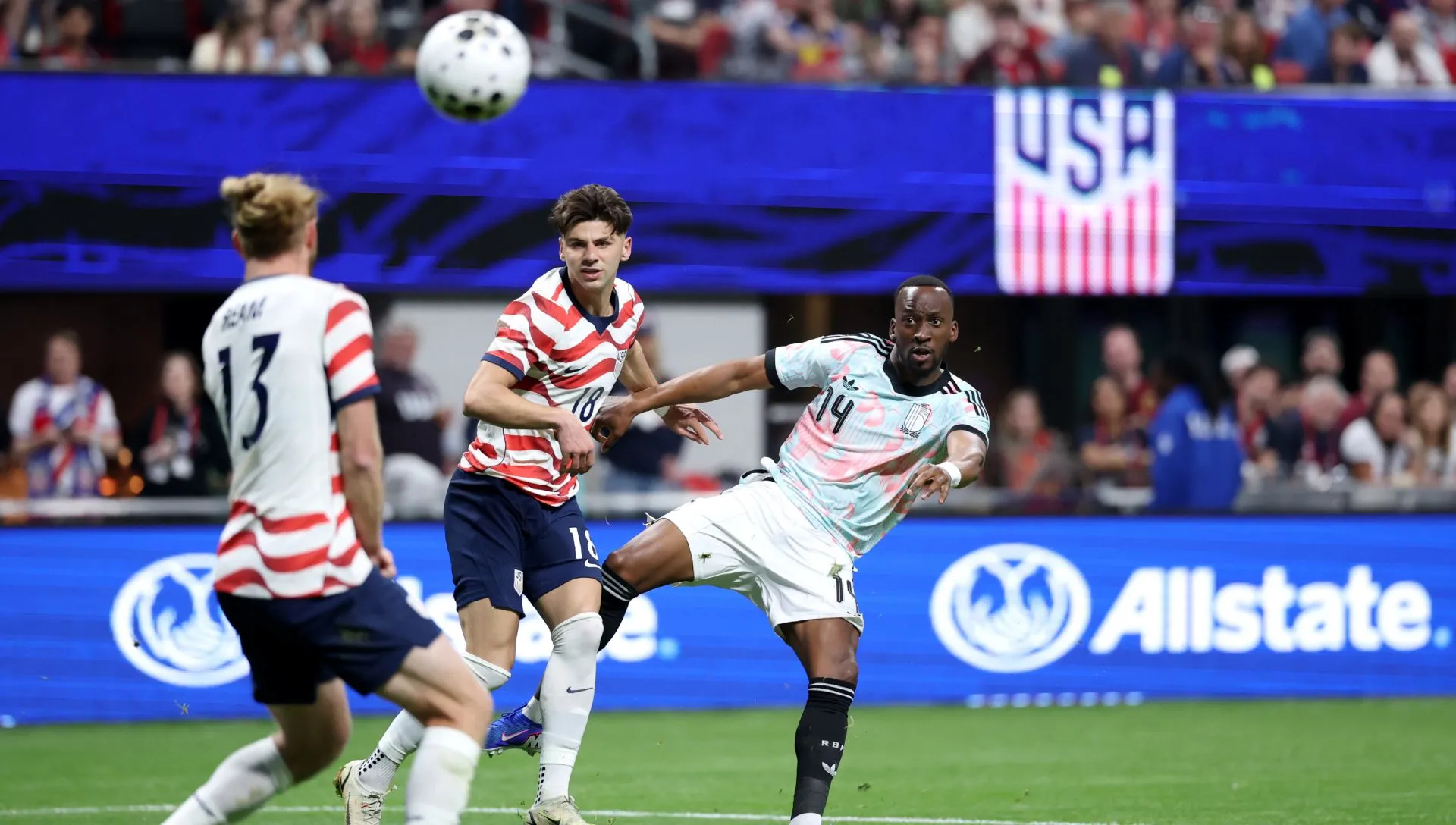 Lukebakio marca gol durante amistoso. Foto: Kevin C. Cox/Getty Images