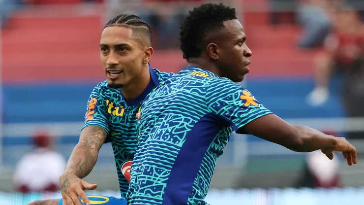 Raphinha e Vinicius Júnior em aquecimento da Seleção Brasileira (Edilzon Gamez/Getty Images)