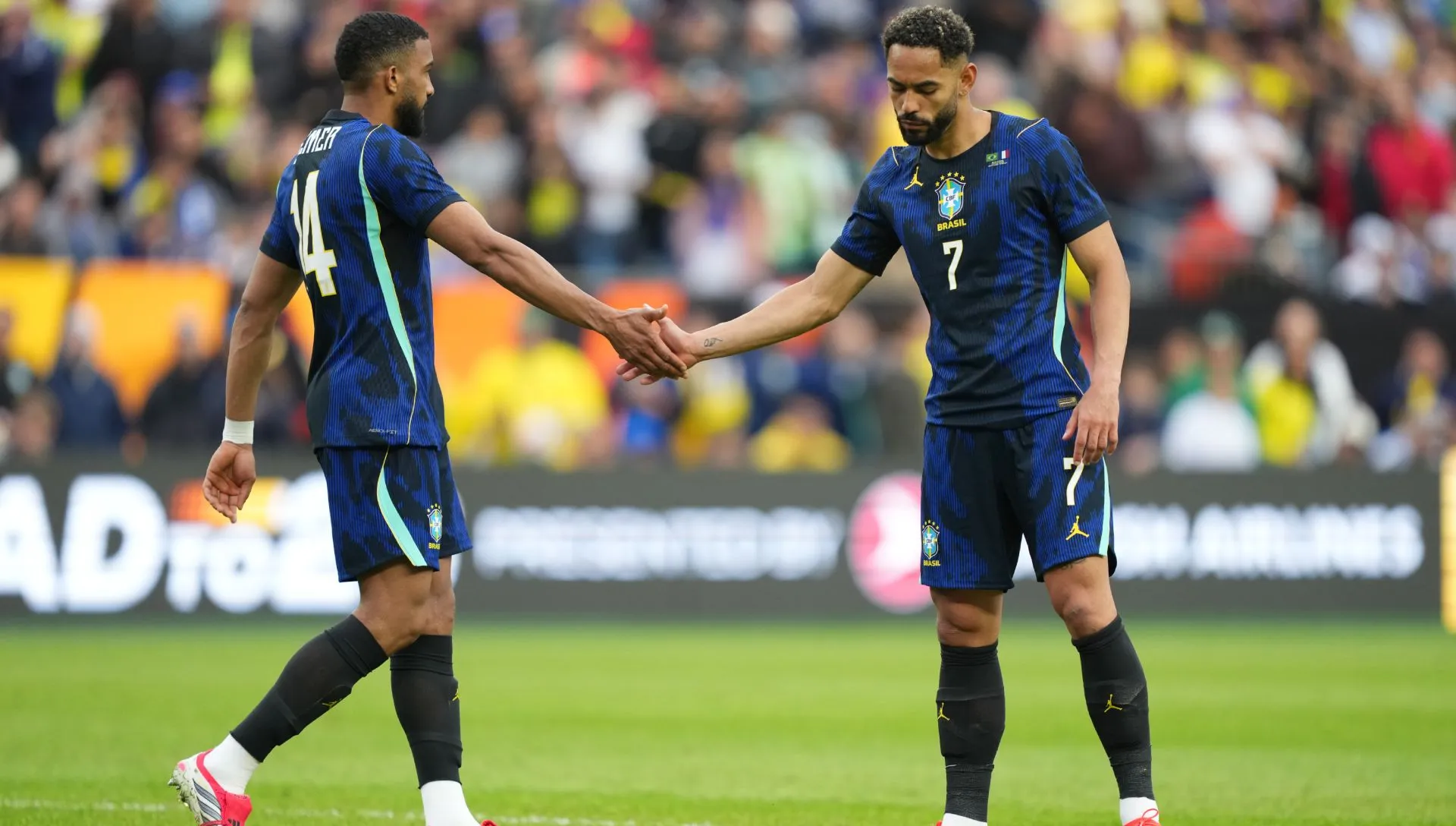 Matheus Cunha e Bremer reagem durante amistoso entre Brasil e França. Foto: Michael Owens/Getty Images