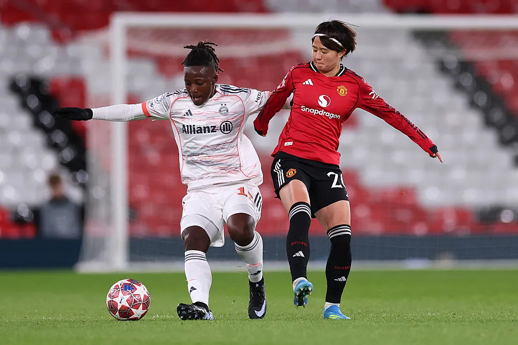 Jogadoras de Manchester United e Bayern brigam pela bola - Foto: Kate McShane/Getty Images