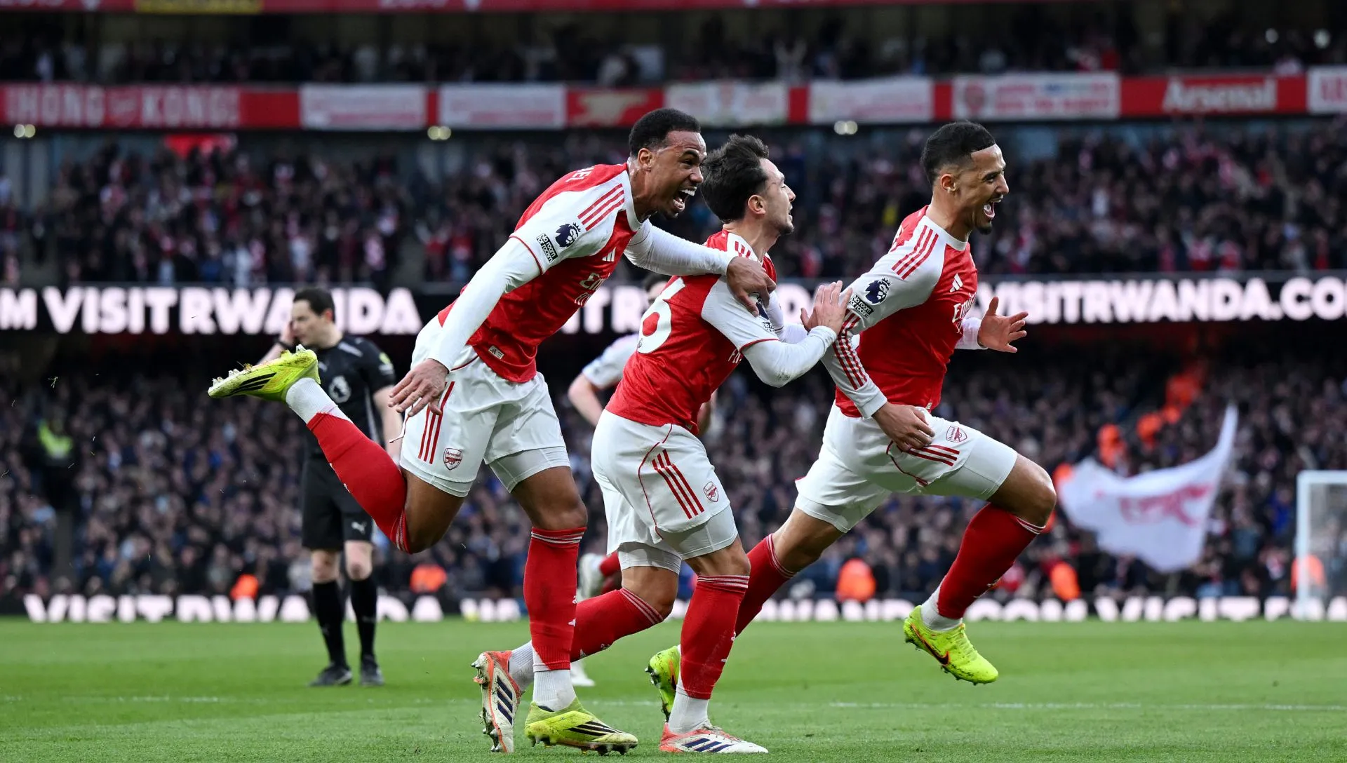 William Saliba, Gabriel e Martin Zubimendi durante partida da Premier League. Foto: Shaun Botterill/Getty Images