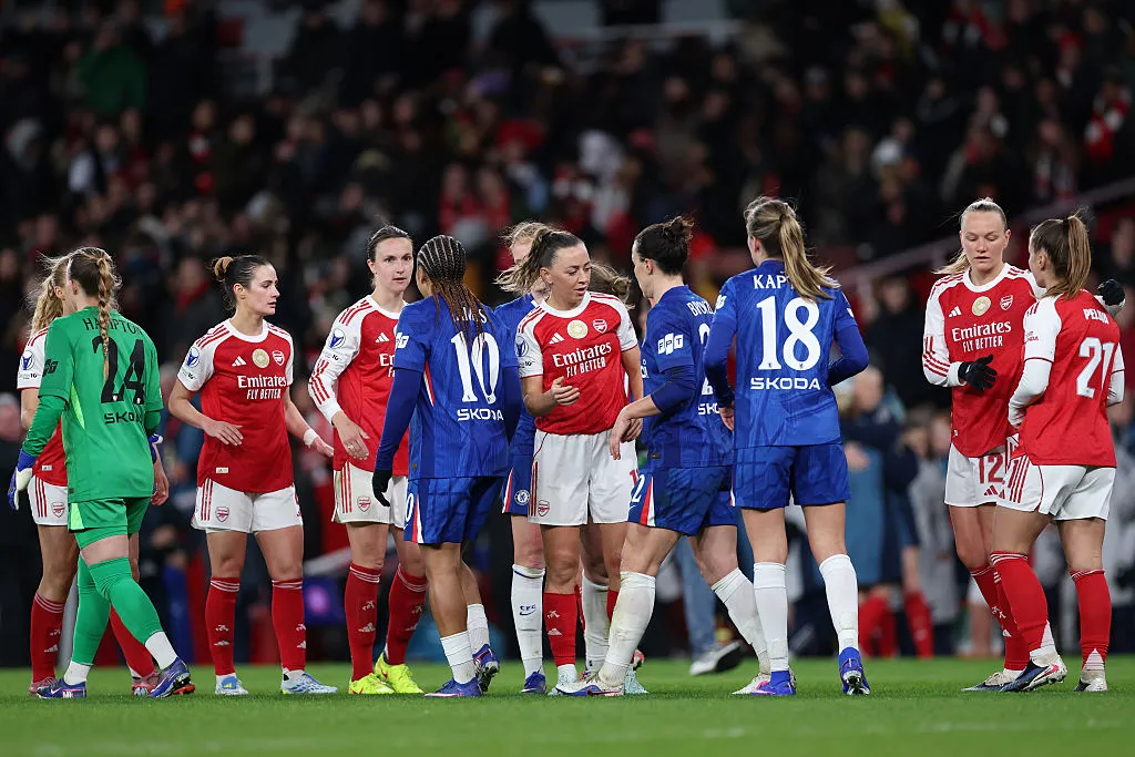 Jogadoras de Arsenal e Chelsea se cumprimentam depois do jogo de ida das quartas - Foto: Alex Pantling/Getty Images