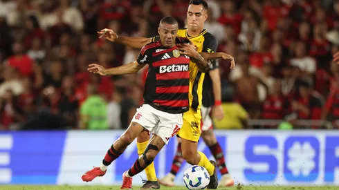 O meio-campista De La Cruz em jogo do Flamengo (Lucas Figueiredo/Getty Images)
