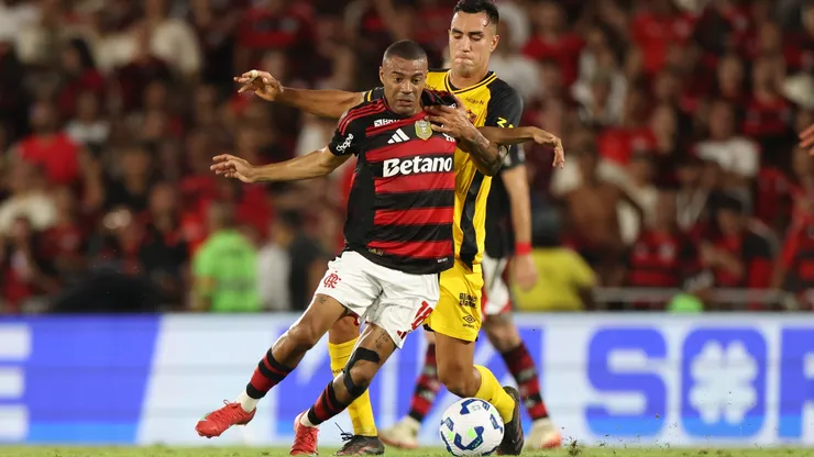 O meio-campista De La Cruz em jogo do Flamengo (Lucas Figueiredo/Getty Images)