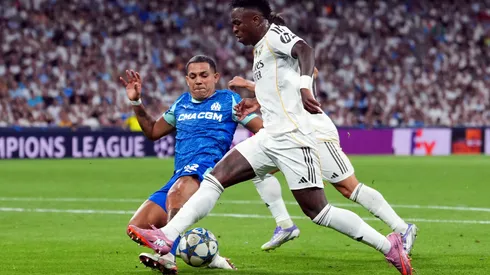 Facundo Mednina disputa bola com Vini Jr. em jogo Olympique x Real Madrid (Mateo Villalba Sanchez/Getty Images)