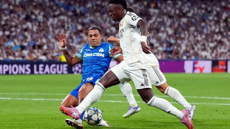 Facundo Mednina disputa bola com Vini Jr. em jogo Olympique x Real Madrid (Mateo Villalba Sanchez/Getty Images)
