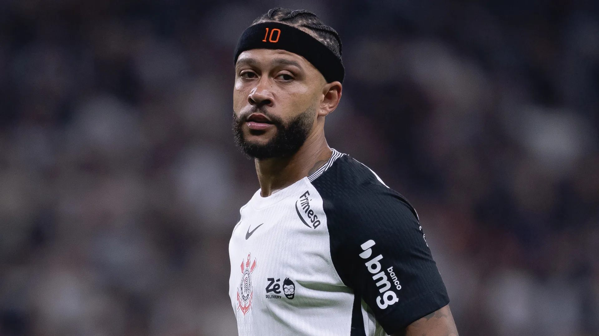 Memphis Depay aparece focado durante uma partida pelo Corinthians