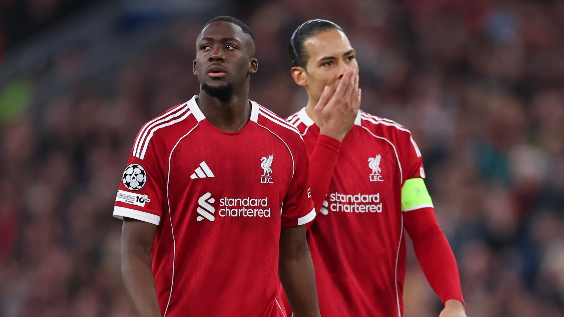 Ibrahima Konaté ao lado de Virgil van Dijk