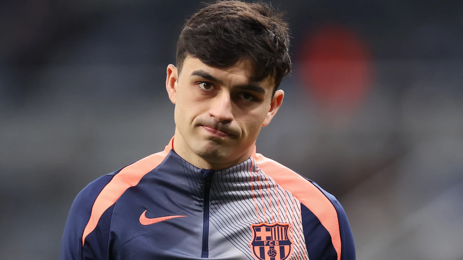 Pedri aparece concentrado antes de uma partida pelo Barcelona