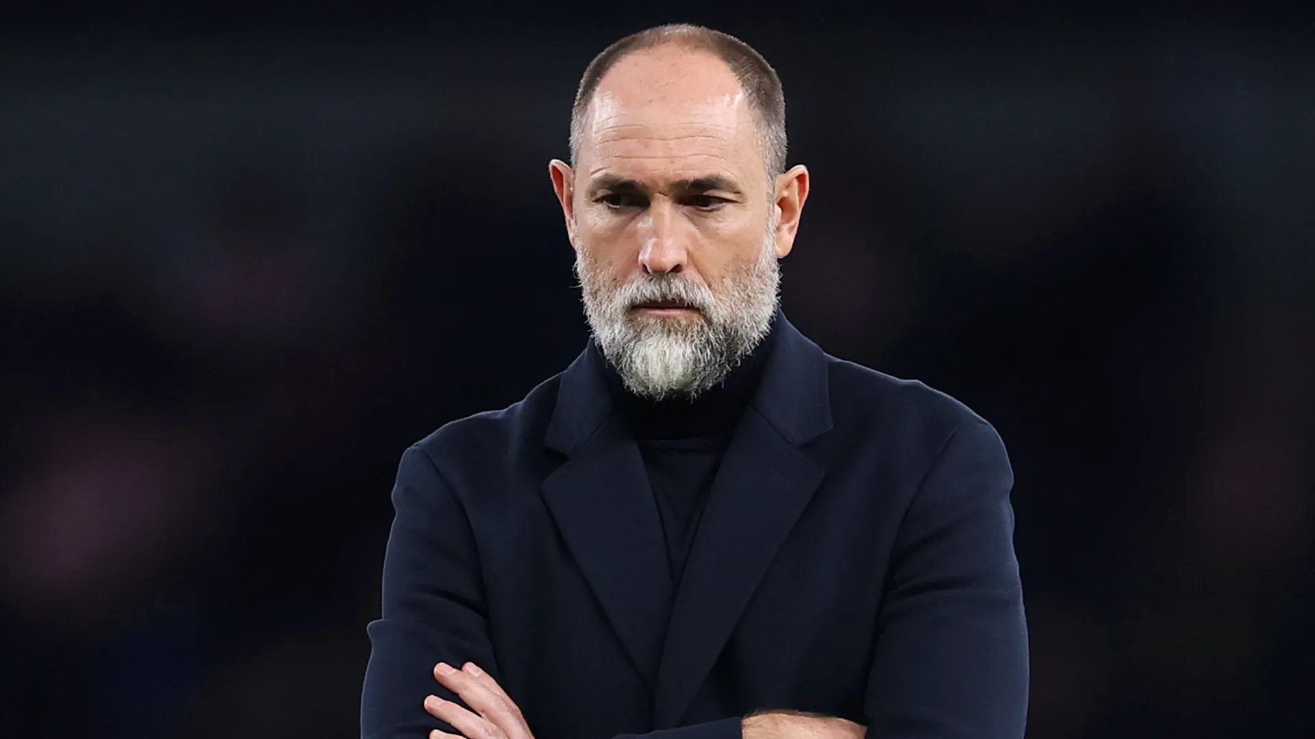 Técnico Igor Tudor com olhar chateado em jogo