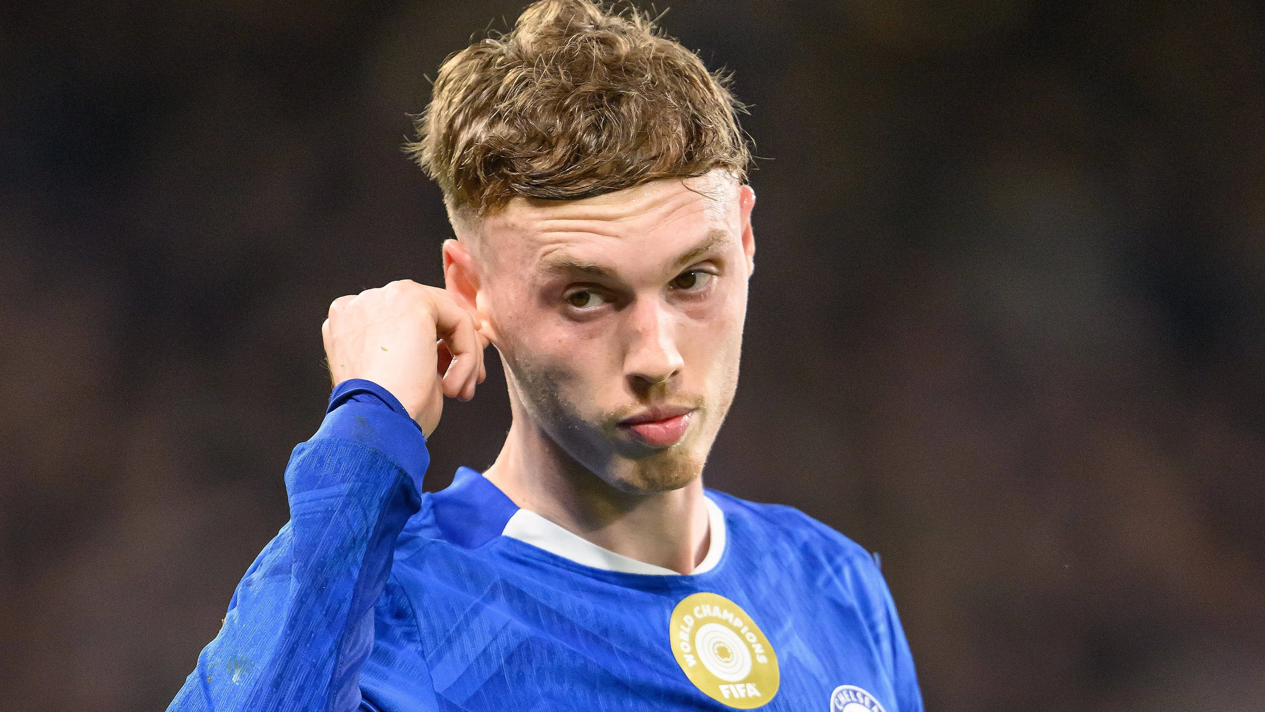 Cole Palmer, em campo, com a mão no rosto