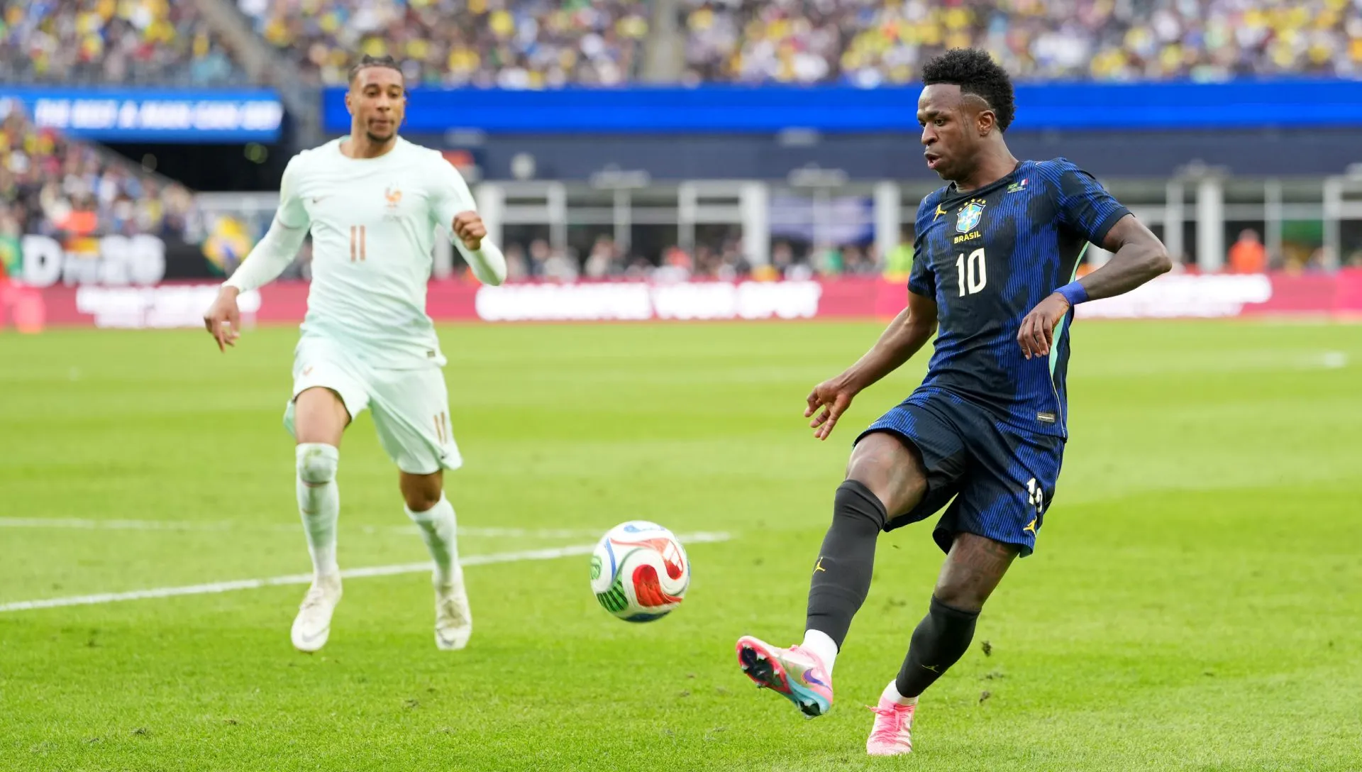 Vinicius Junior controla a bola durante o amistoso da Seleção Brasileira. Foto: Michael Owens/Getty Images