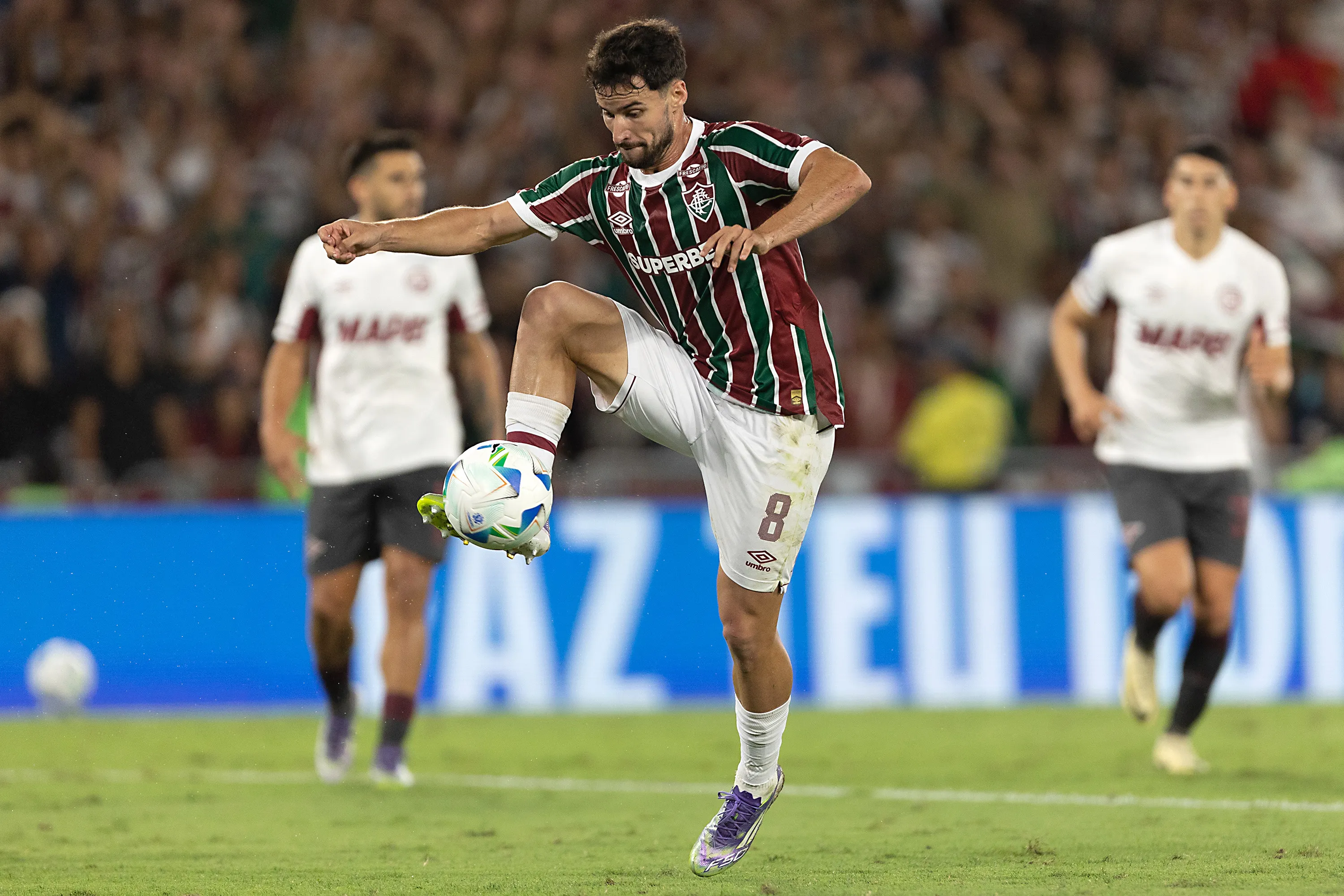 Matheus Martinelli em ação pelo Fluminense. (Foto: Ruano Carneiro/Getty Images)