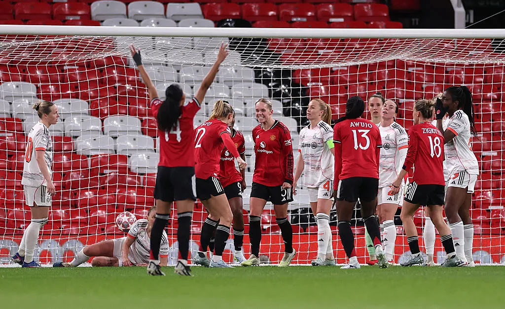 Jogadoras do Manchester United comemoram o gol marcado contra o Bayern – Foto: Kate McShane/Getty Images