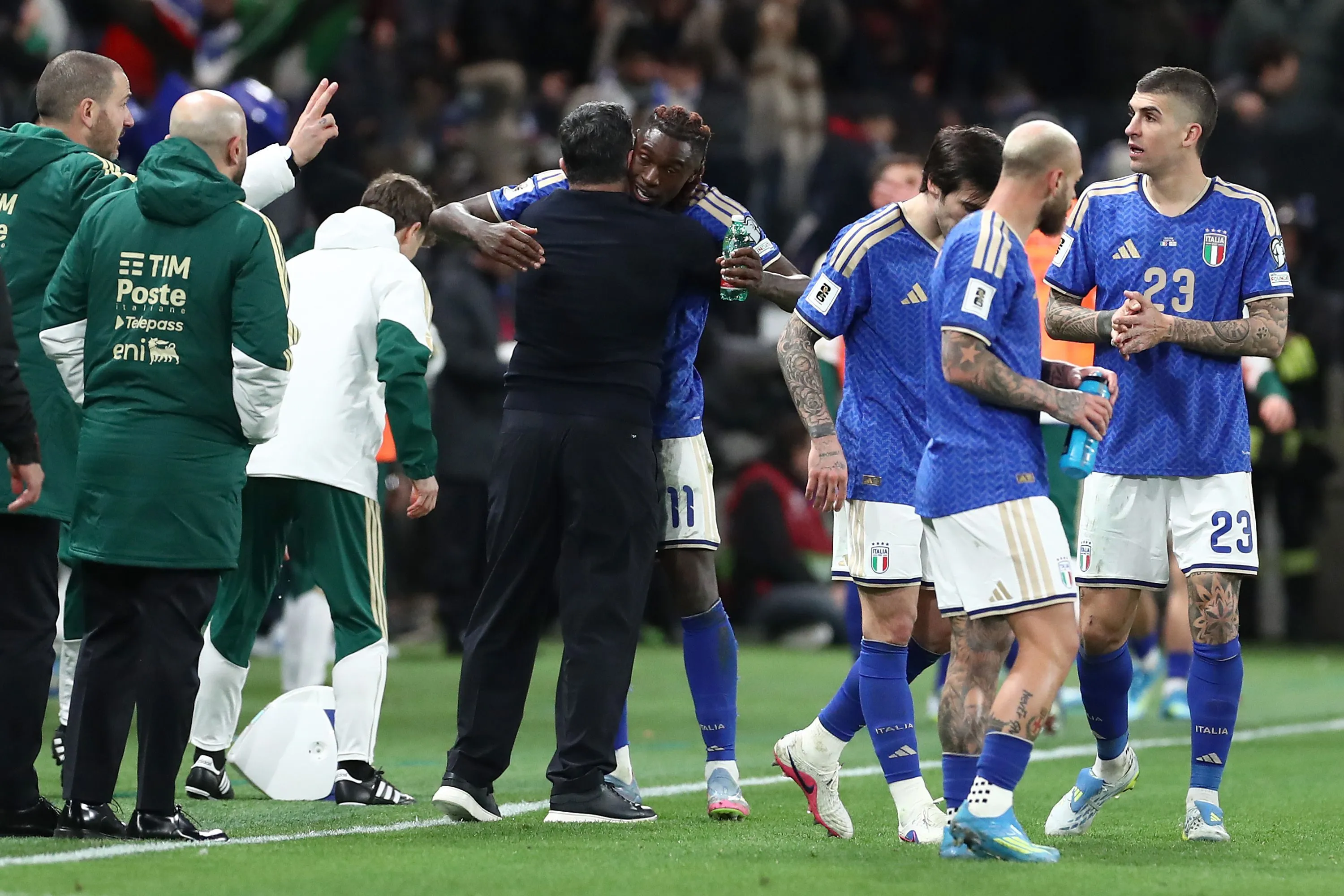 Gattuso abraça jogadores da Seleção da Itália. (Photo by Marco Luzzani/Getty Images)