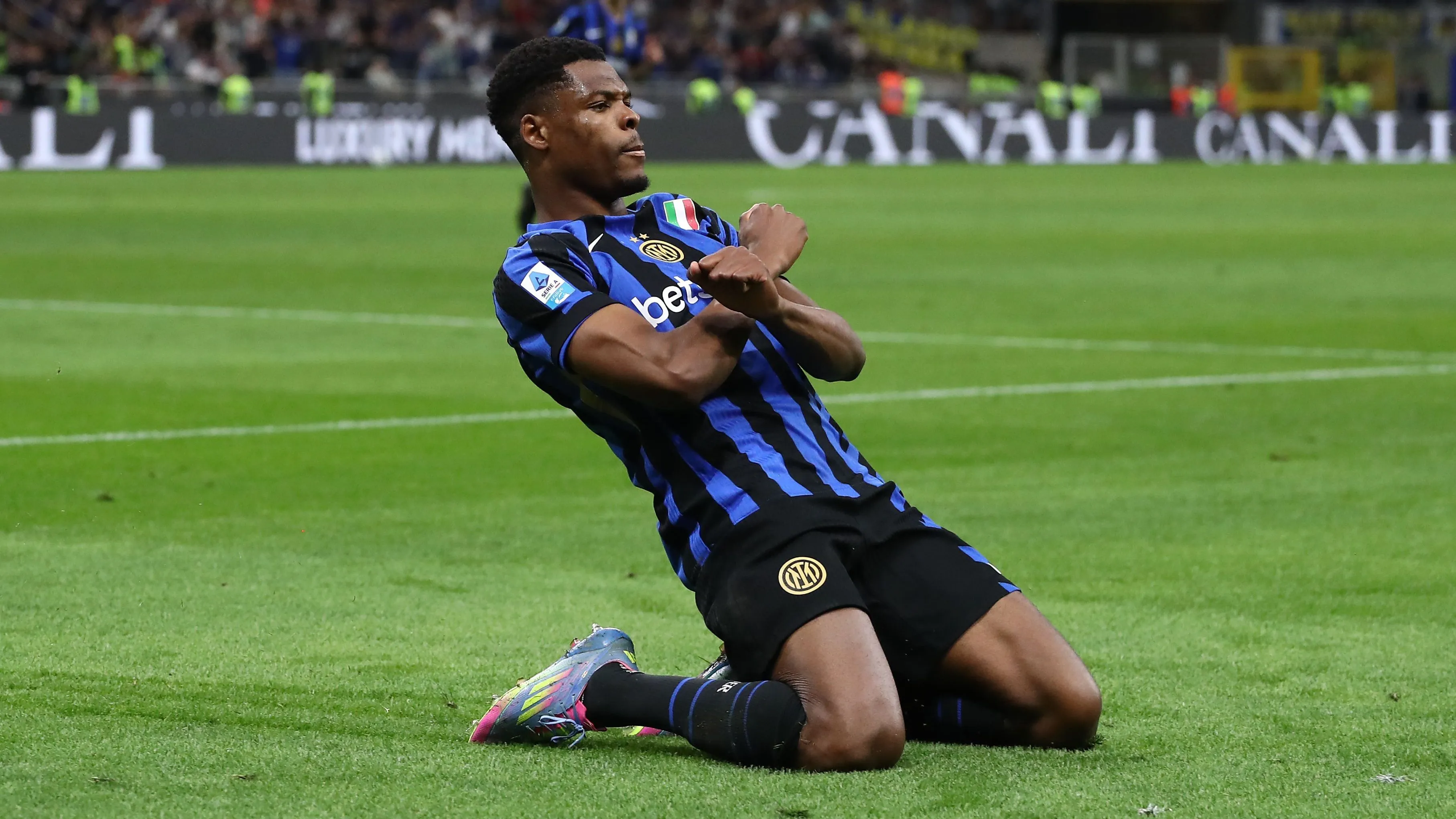Denzel Dumfries em jogo da Inter de Milão. Foto: Marco Luzzani/Getty Images
