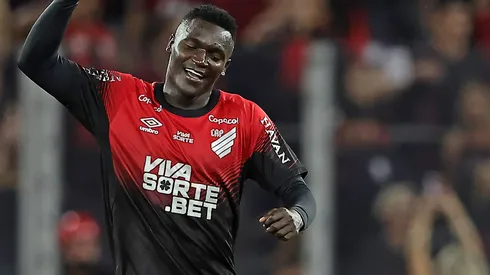 Athletico Paranaense rejeita proposta do Flamengo por Viveros e projeta venda para a Europa por R$ 90 milhões. (Foto: Heuler Andrey/Getty Images)