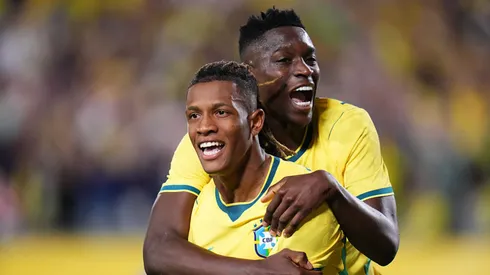 Luiz Henrique e Danilo comemoram gol pelo Brasil. Rich Storry/Getty Images.