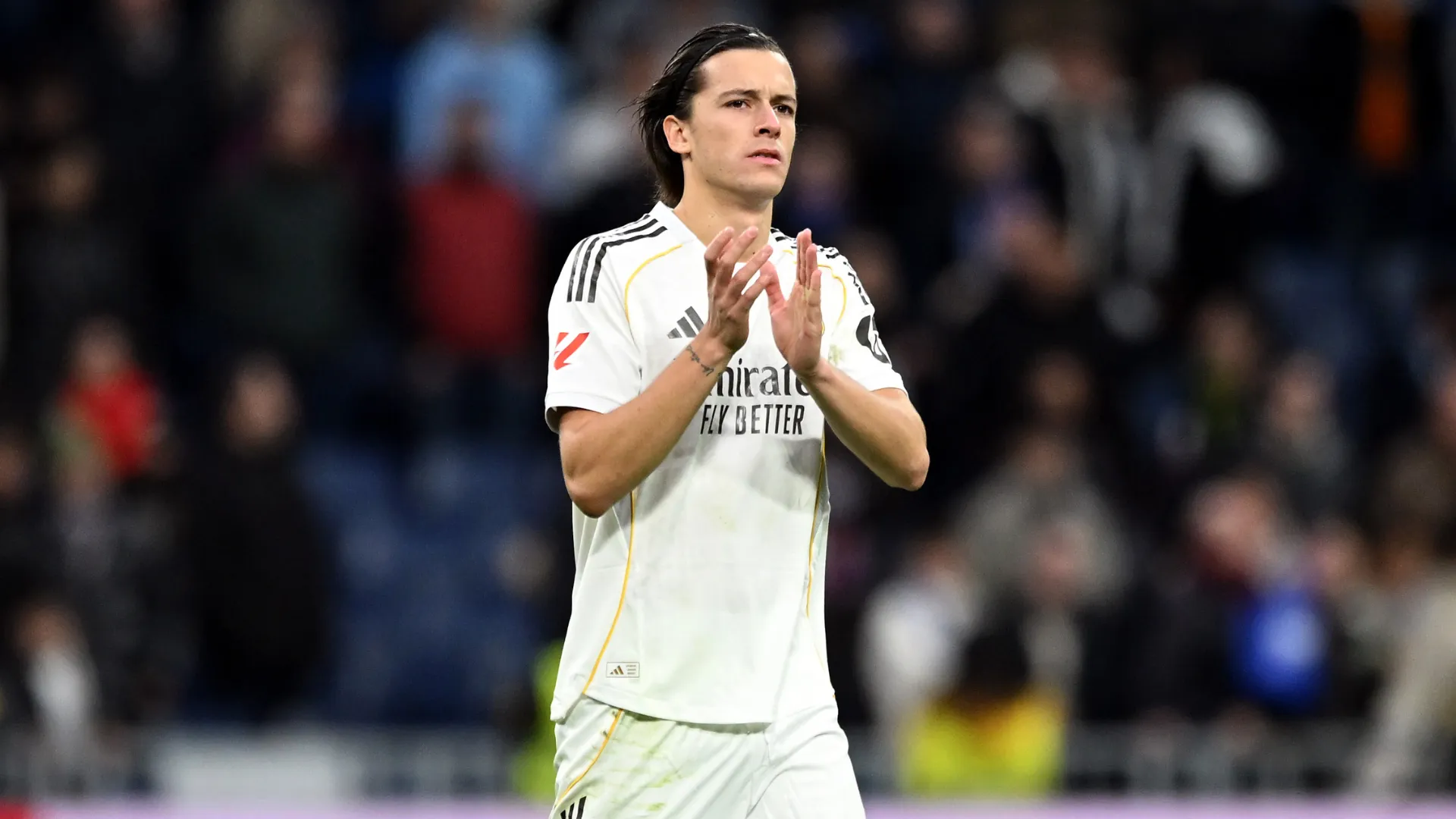 Álvaro Carreras bate palmas pelo Real Madrid