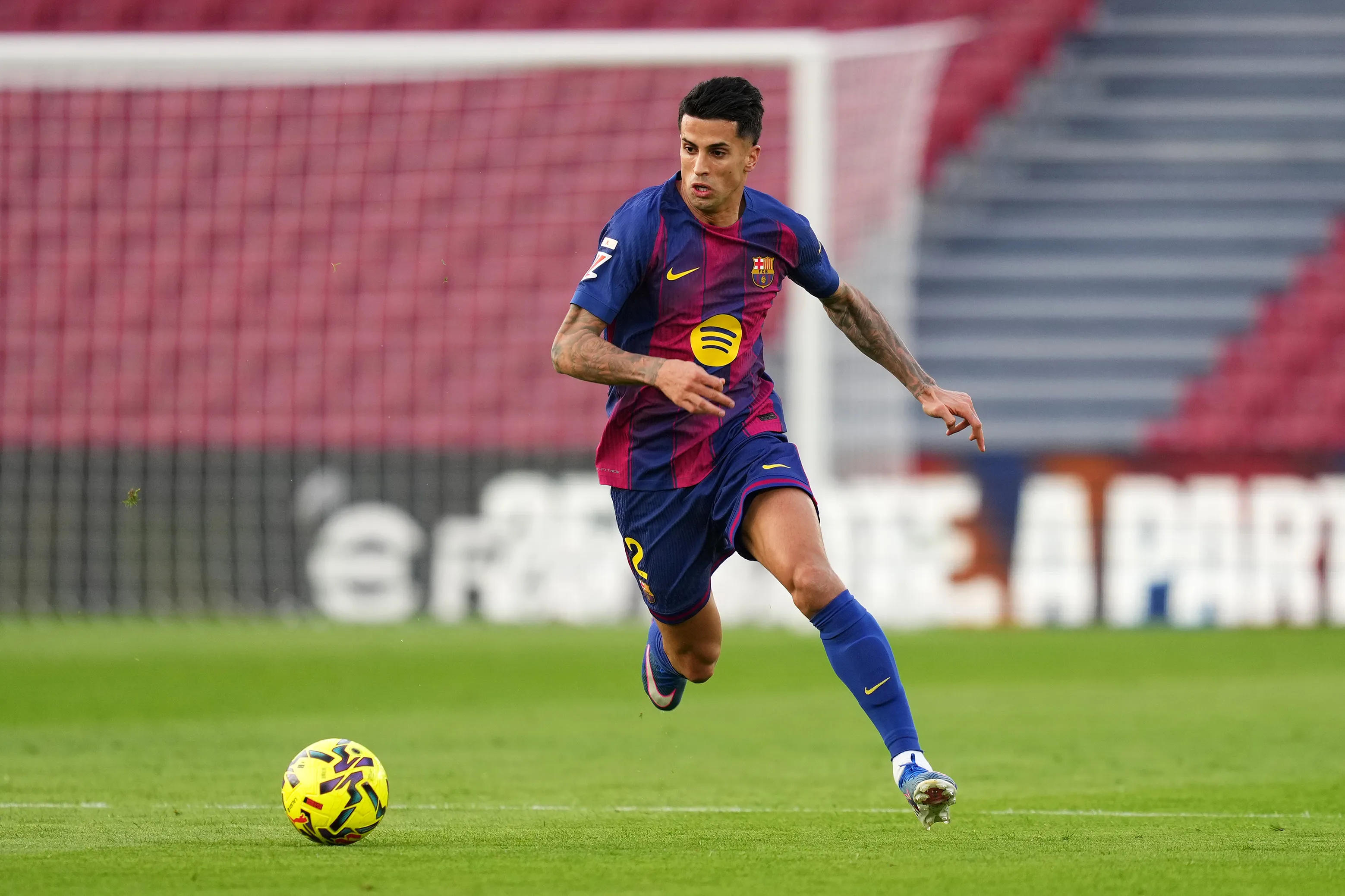 Cancelo está emprestado ao Barcelona (Foto: Alex Caparros/Getty Images)