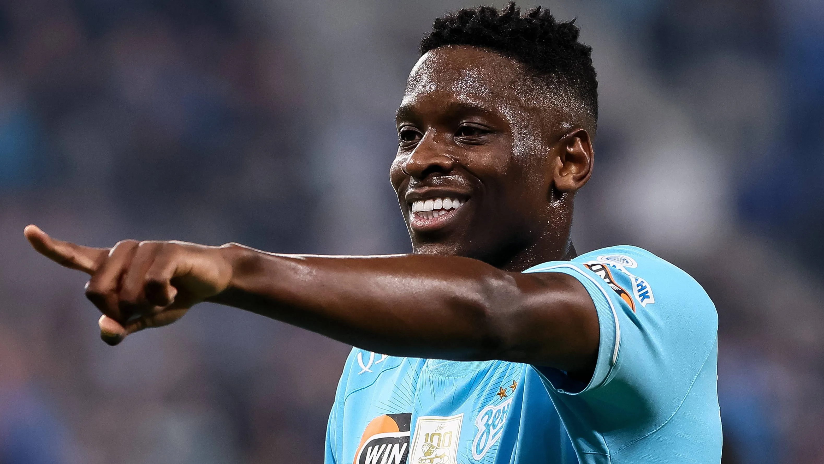 Luiz Henrique, em campo, apontando o braço