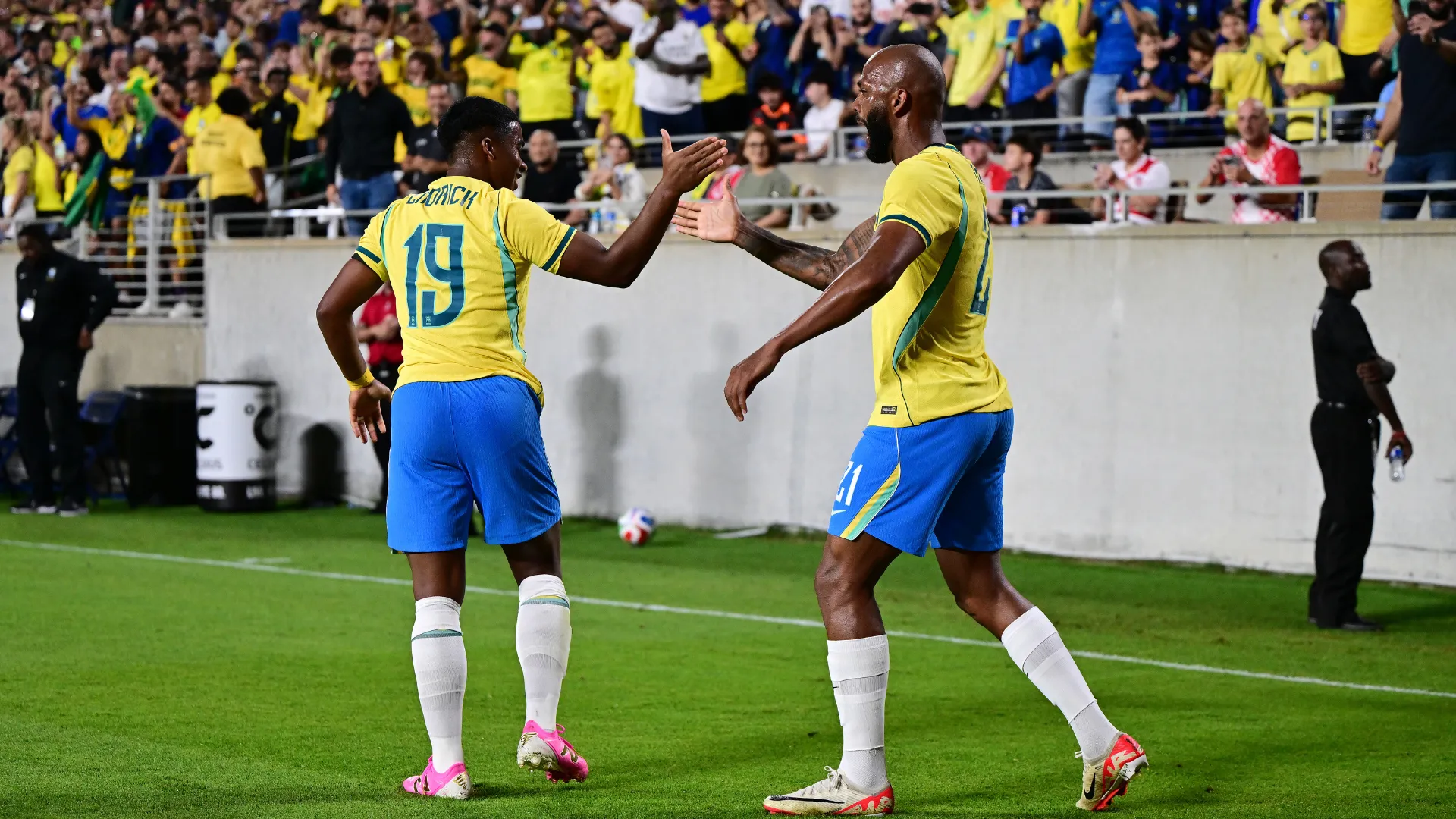 Endrick comemora ao lado de Igor Thiago