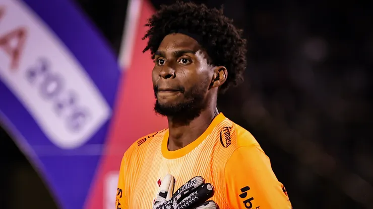 Hugo Souza antes de uma partida pelo Corinthians. Foto: Fabio Giannelli/AGIF