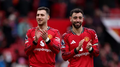 Dalot e Bruno Fernandes, do Manchester United (Lewis Storey/Getty Images)