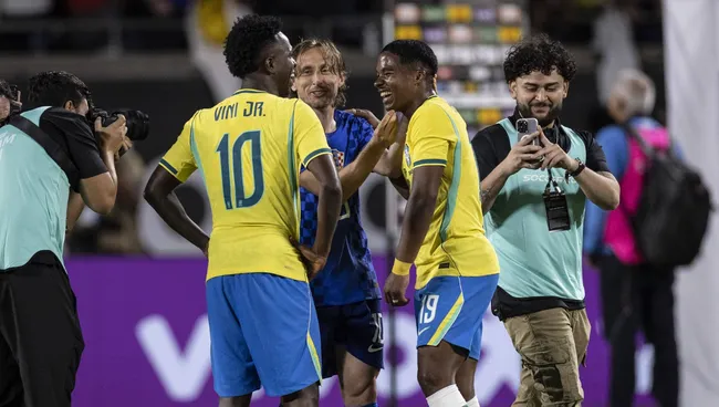 Modric, Vinicius Júnior e Endrick após o amistoso. Foto: IMAGO/Foto da imprensa esportiva