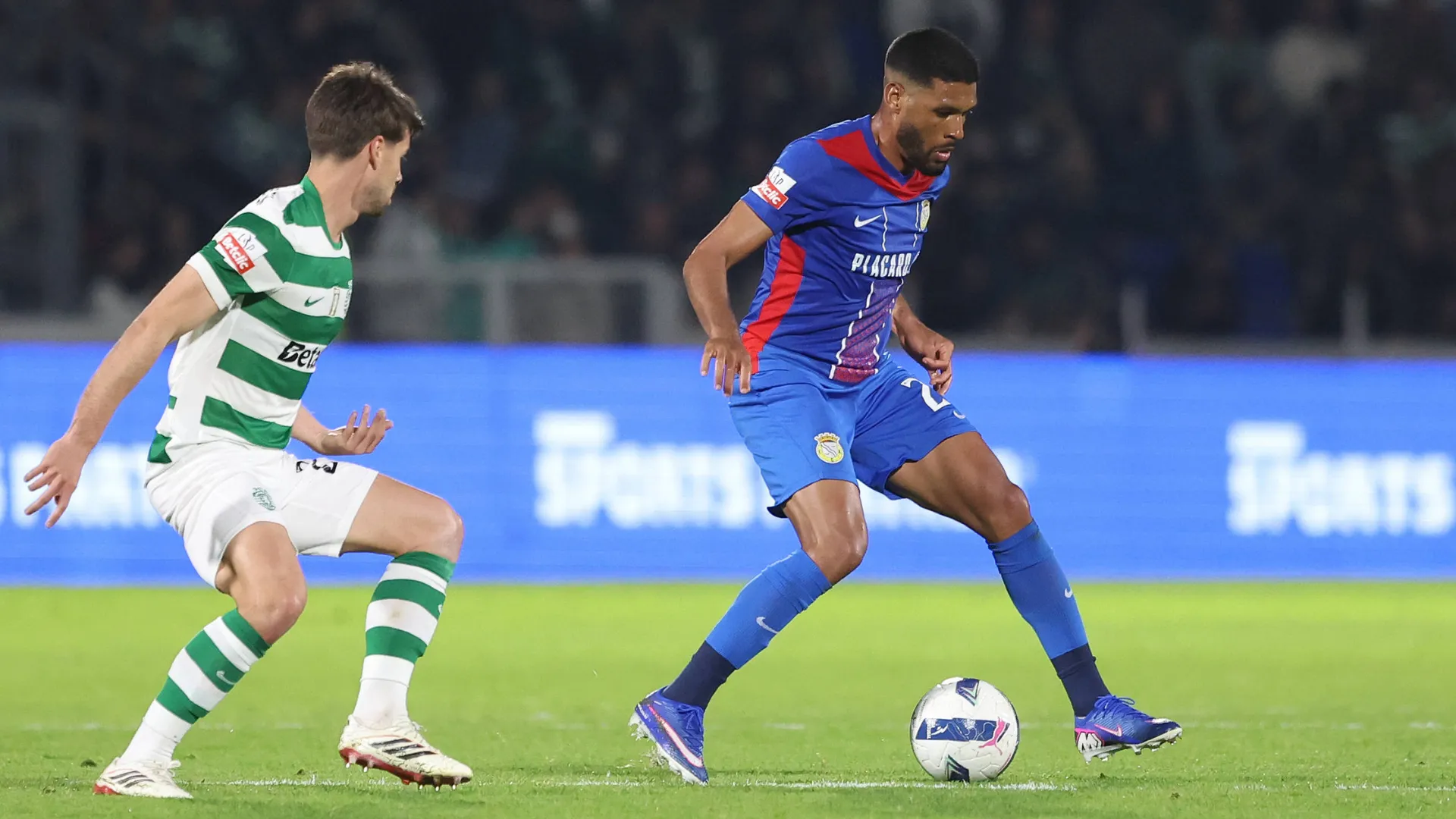 Rhaldney com a bola em jogo do Sporting