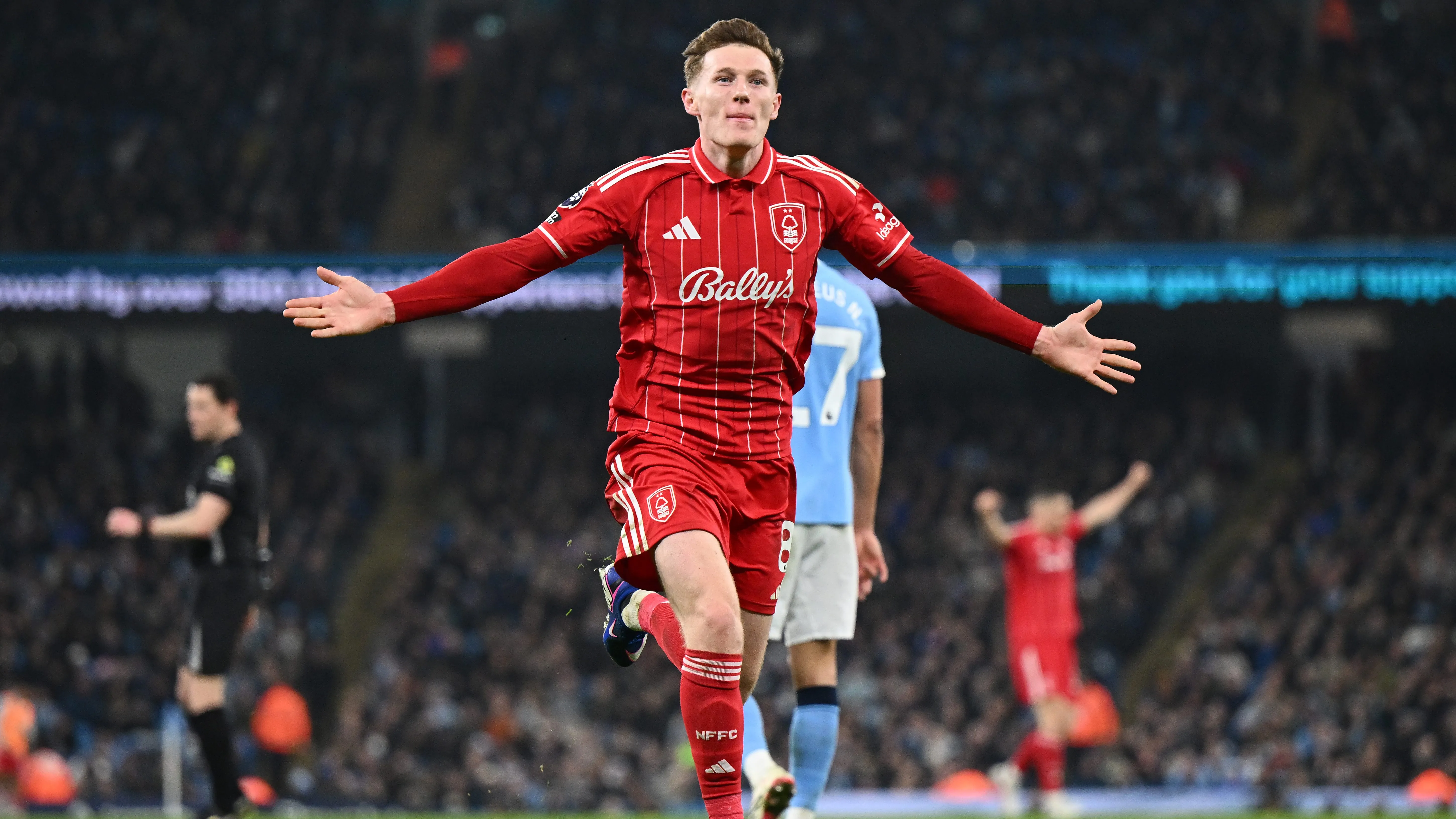 Elliot Anderson, alvo do Manchester City, em jogo Nottingham Forest. Foto: Gareth Copley/Getty Images