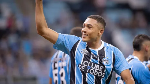 Carlos Vinicius não deixará o Grêmio pela MLS. Maxi Franzoi/AGIF.