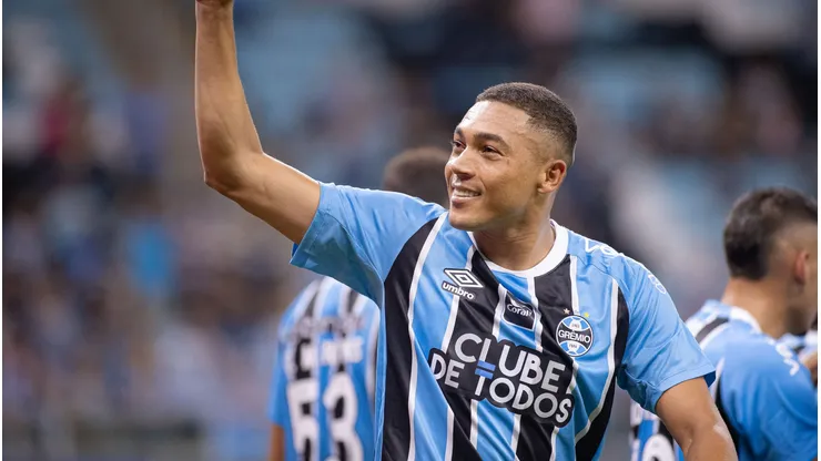 Carlos Vinicius não deixará o Grêmio pela MLS. Maxi Franzoi/AGIF.