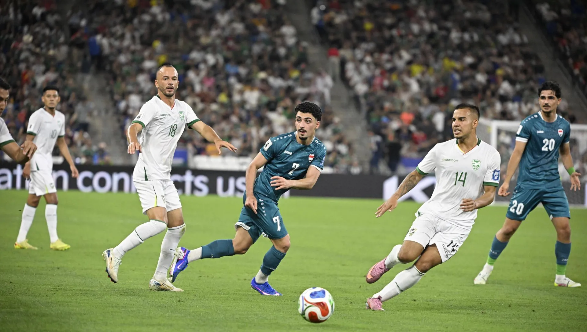 Iraque e Bolívia durante partida da repescagem. Foto: IMAGO/ESPORTES PRESSE