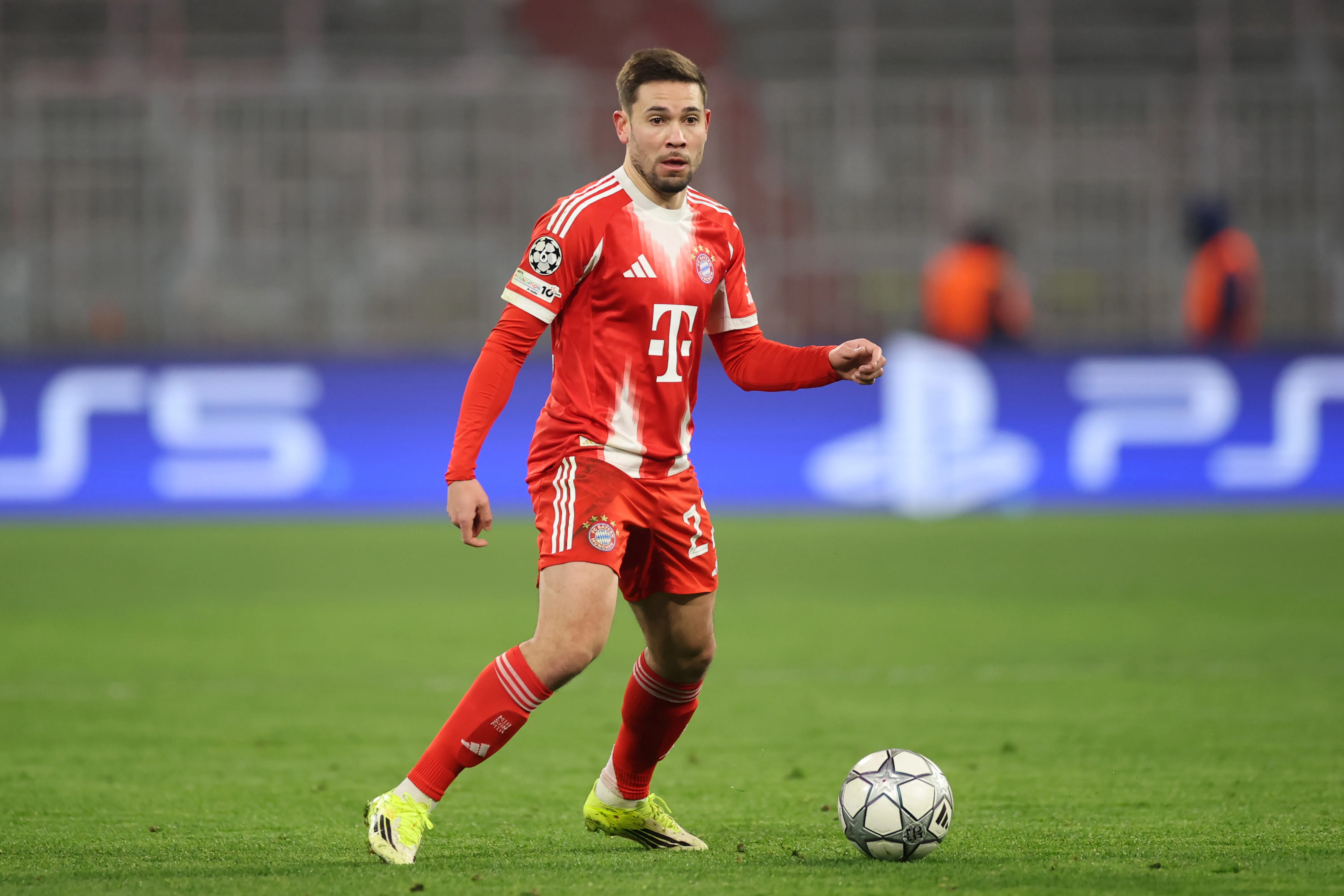 Raphaël Guerreiro em campo pelo Bayern de Munique (Photo by Alex Grimm/Getty Images)