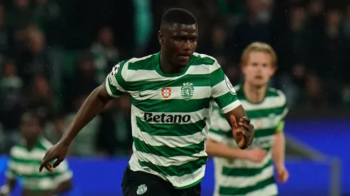 Ousmane Diomande entra na mira do Manchester United para ser o novo líder da defesa. (Foto por Gualter FatiaGetty Images)