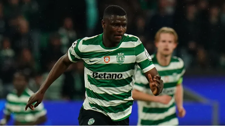 Ousmane Diomande entra na mira do Manchester United para ser o novo líder da defesa. (Foto por Gualter FatiaGetty Images)