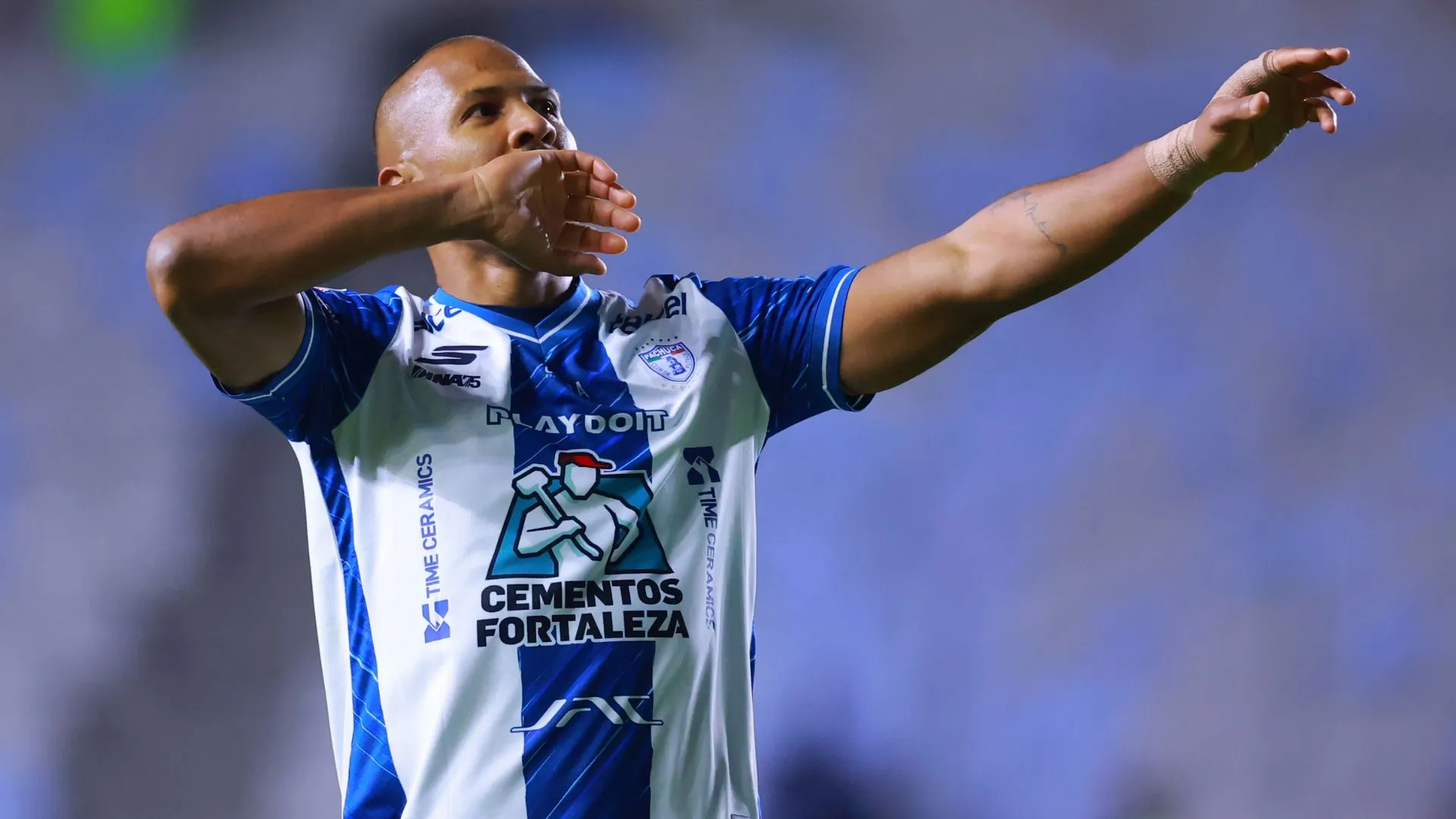 Presente em jogos da Venezuela, o atacante Rondón foi rebatido pela esposa de Savarino (foto: Hector Vivas/Getty Images)