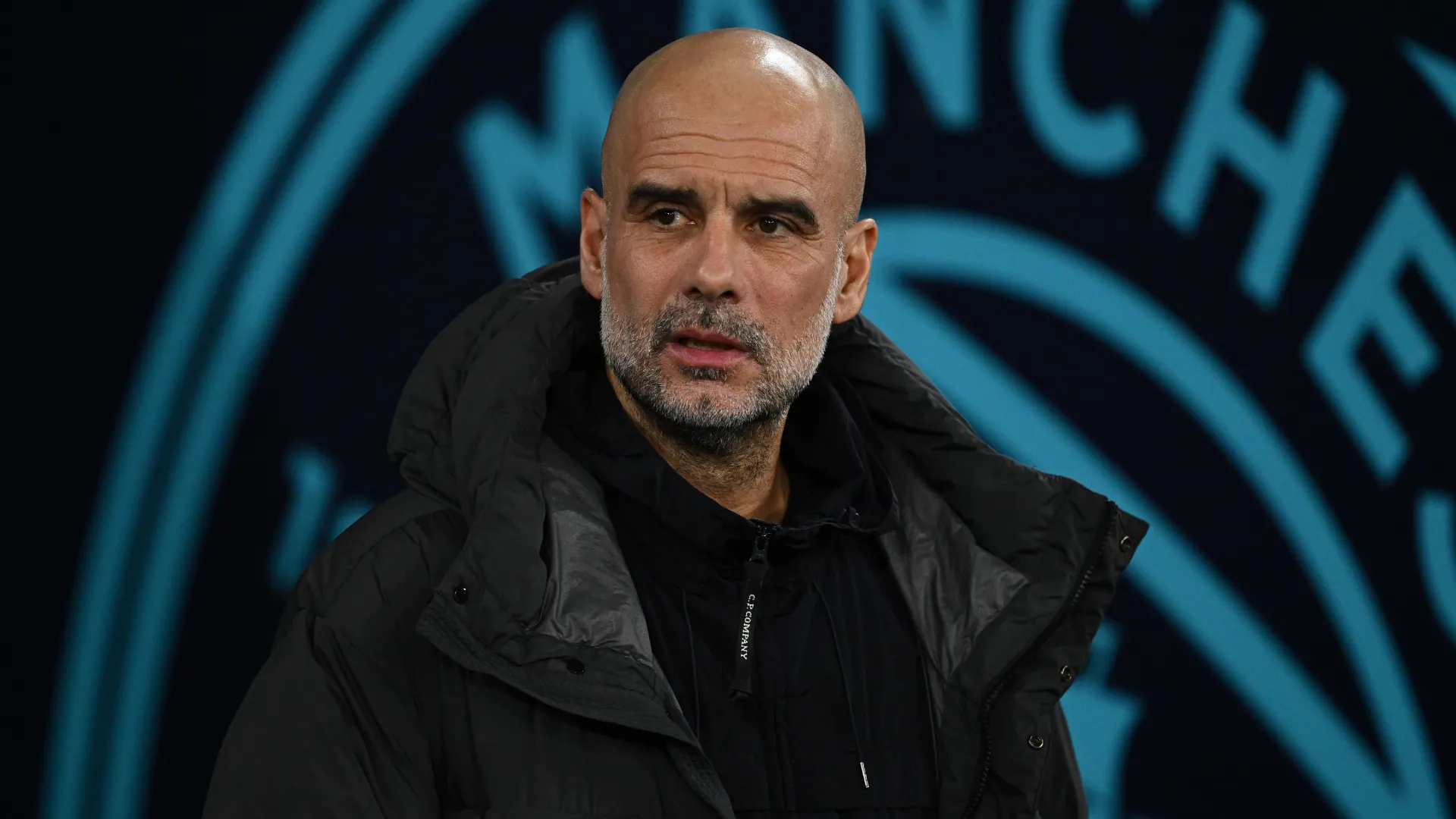 Pep Guardiola com olhar sério antes de jogo do Manchester City