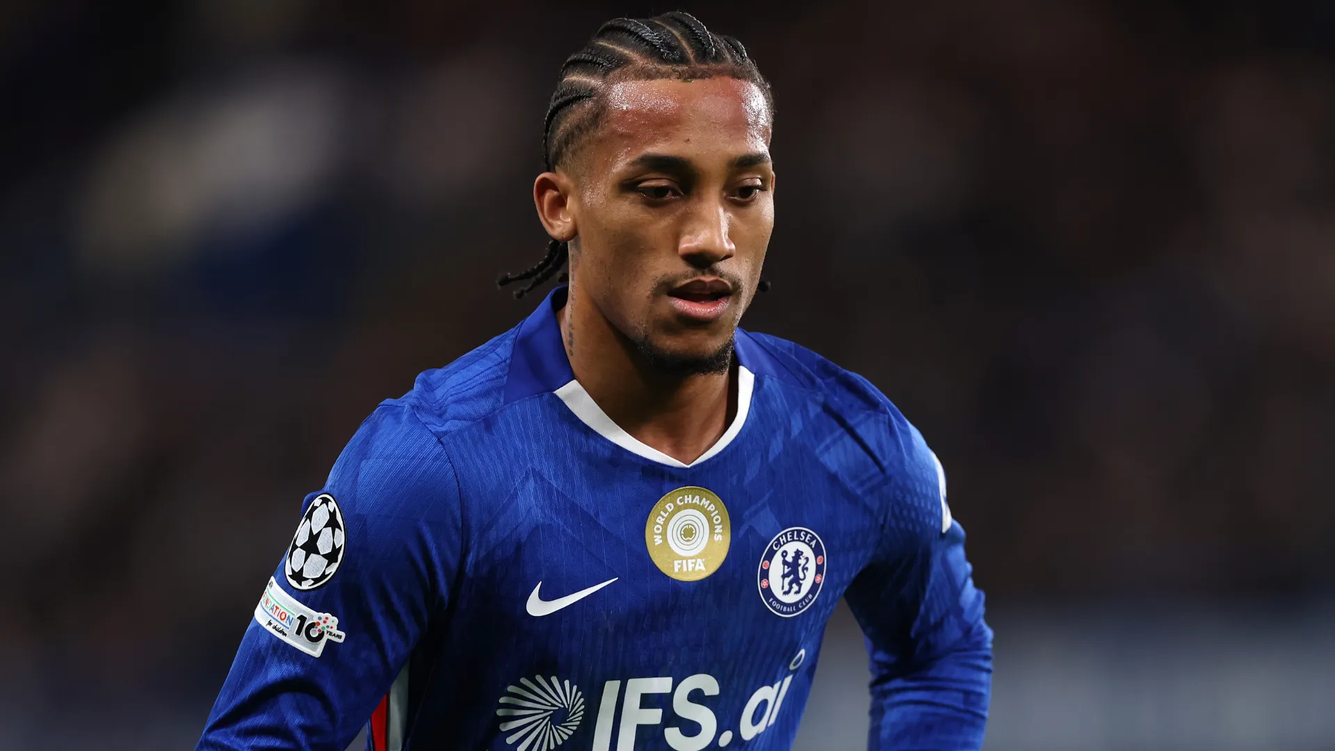 João Pedro aparece focado durante uma partida pelo Chelsea