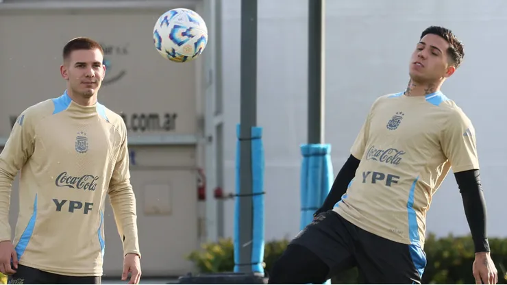 Enzo Fernández e Mastantuono, companheiros na seleção da Argentina. Foto: IMAGO / PHOTOxPHOTO