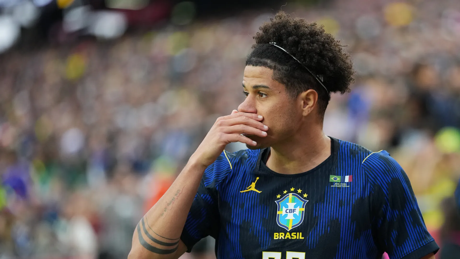 Gabriel Sara durante jogo da Seleção