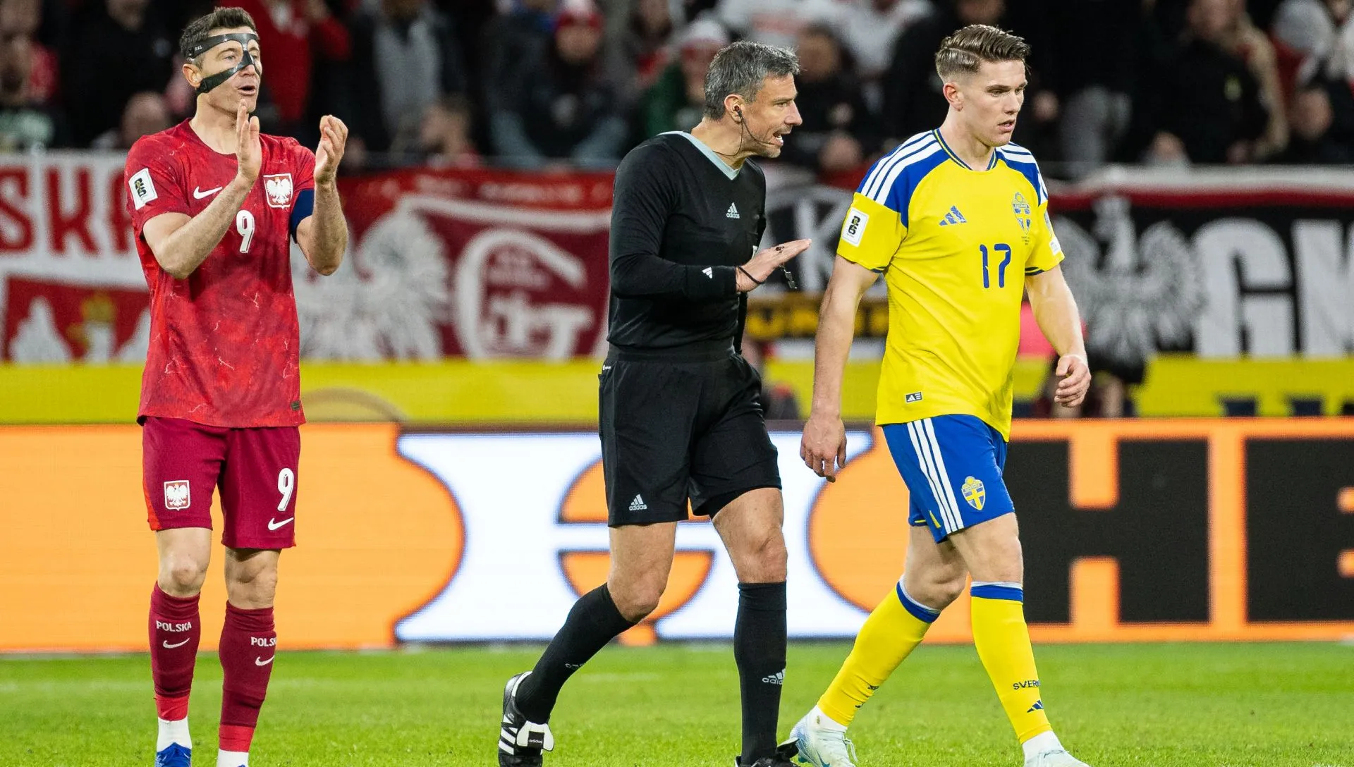 O árbitro Slavko Vincic e Viktor Gyokeres durante partida dos play-offs da Copa do Mundo. Foto: Michael Campanella/Getty Images