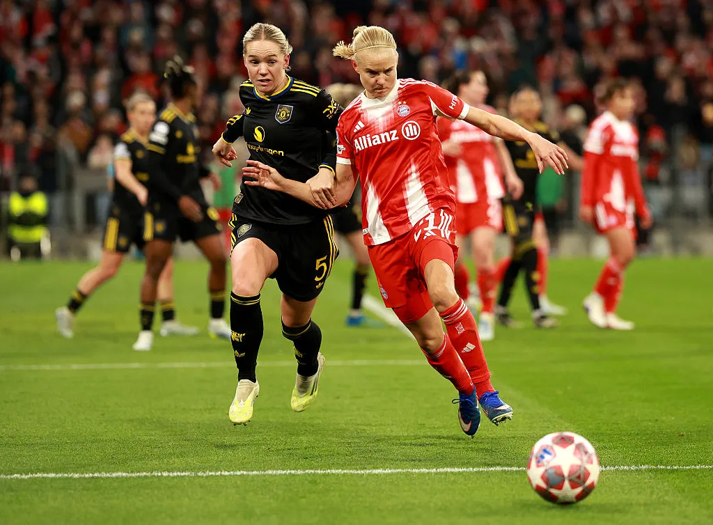 Jogadoras de Manchester United e Bayern brigam pela bola - Foto: Jasmin Walter/Getty Images