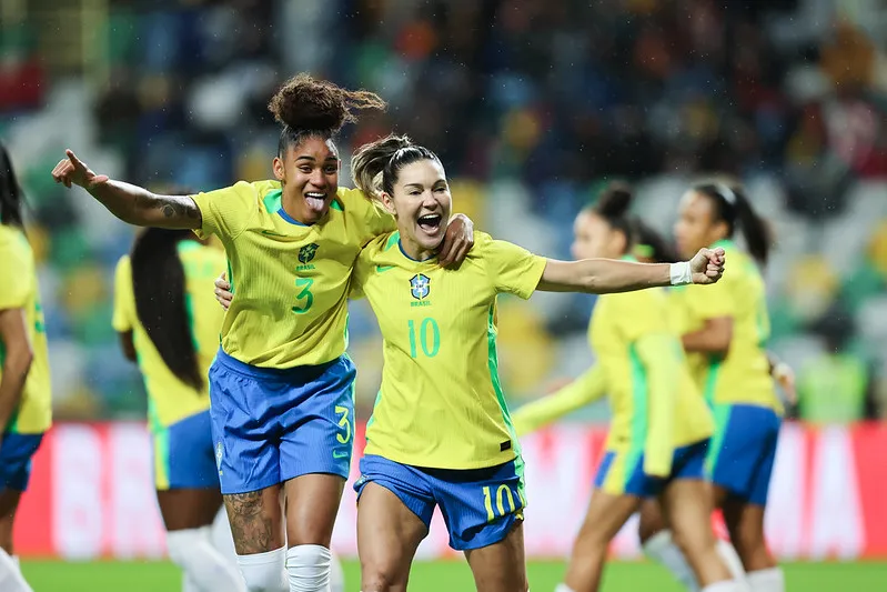 Gabi Zanotti e jogadoras da Seleção Brasileira Feminina comemoram um dos gols contra Portugal – Foto: Lívia Villas Boas/CBF