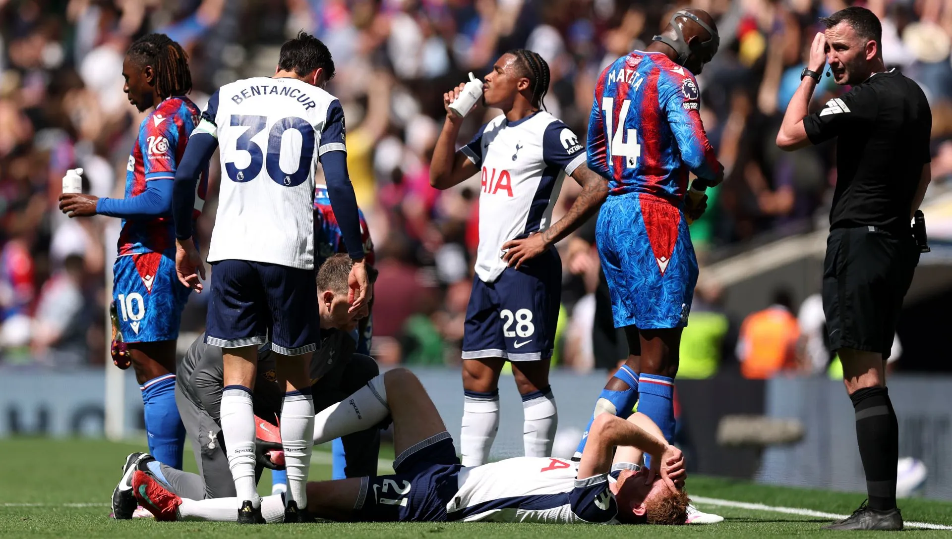 Kulusevski, do Tottenham, recebe tratamento médico durante a Premier League, em 11 de maio de 2025. Foto: Julian Finney/Getty Images