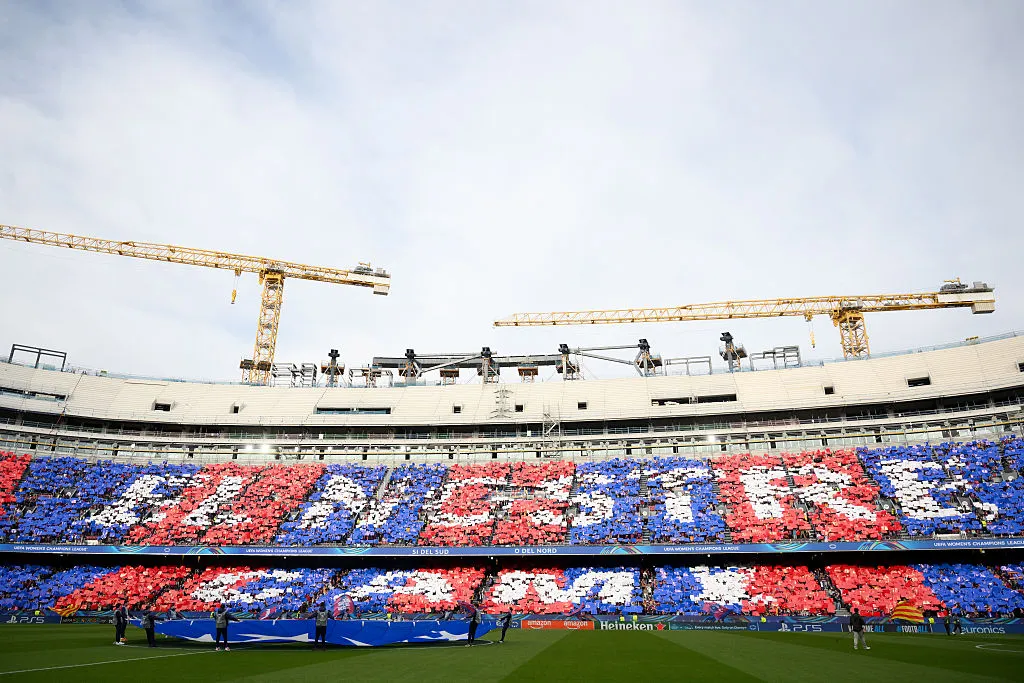 Festa da torcida do Barcelona no jogo contra o Real Madrid na Champions Feminina - Foto: David Ramos/Getty Images